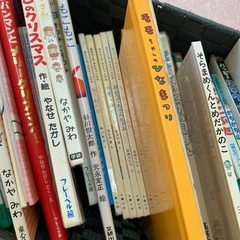 大量の絵本　読み聞かせの画像