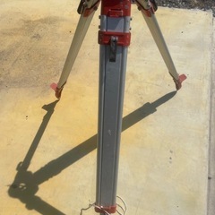 三脚付けます。オートレベルの画像