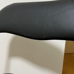 テーブルと椅子3脚の画像