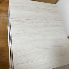 テーブルと椅子3脚の画像