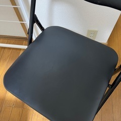テーブルと椅子3脚の画像