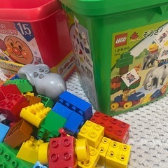 子供　遊び　ブロックバケツ　積み木少しの画像