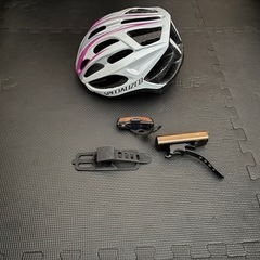 ロードバイク② 自転車　アンカースポーツタイプ　ホワイト　グリップペダルカスタム　specialized B90A  54〜60㎝　スペシャライズサイクルヘルメット　ルーメンヘッドバックライト　キーチェーン　スマホホルダー　自転車カバー　サイクルグローブ　RFA5W SPORT　ほぼ未使用の画像