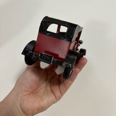ブリキの車のおもちゃの画像