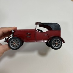 ブリキの車のおもちゃの画像
