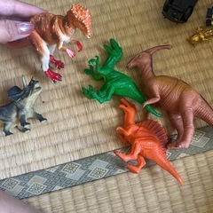 恐竜のフィギュアの画像