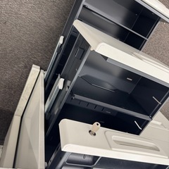 早い者勝ち 海田 8月末まで 3セットあります テーブルとサイドテーブルセット 机 デスク オフィス オフィス家具 家具 収納 鍵付き シンプル ホワイトの画像