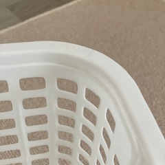 【無料】プラスチック製 洗濯カゴ 取っ手付き　室内使用 一部割れ・汚れありの画像