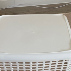 【無料】プラスチック製 洗濯カゴ 取っ手付き　室内使用 一部割れ・汚れありの画像