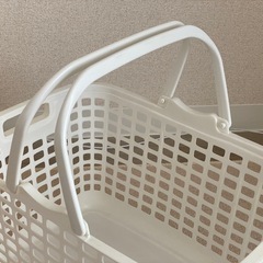 【無料】プラスチック製 洗濯カゴ 取っ手付き　室内使用 一部割れ・汚れありの画像