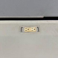 テーブルとサイドテーブルのセット 3セットあります グレートとホワイト コンセント付き パーテーション付き オフィス家具 収納 机 デスク オフィスの画像