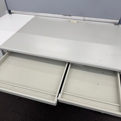 テーブルとサイドテーブルのセット 3セットあります グレートとホワイト コンセント付き パーテーション付き オフィス家具 収納 机 デスク オフィスの画像