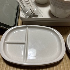 皿 コップ カトラリー まな板 セットの画像