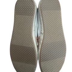 【新品】TOMSベージュスリッポン【size23.5】の画像