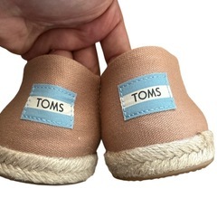 【新品】TOMSベージュスリッポン【size23.5】の画像
