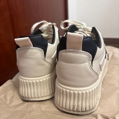白スニーカーの画像