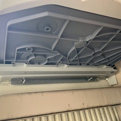 窓に設置型のエアコンの画像