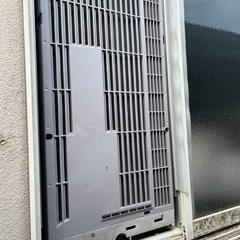 窓に設置型のエアコンの画像