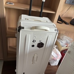 キャリーケース 白 大容量 旅行の画像