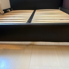 クイーンサイズ ベッドフレームの画像