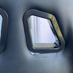足の壊れたゲーミングチェアーの画像