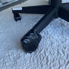 足の壊れたゲーミングチェアーの画像