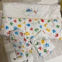 赤ちゃんの布団セットとシーツなどの画像