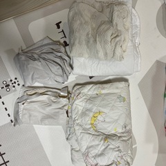 赤ちゃんの布団セットとシーツなどの画像