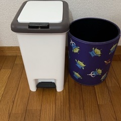 椅子、本棚、脚立、ゴミ箱の画像