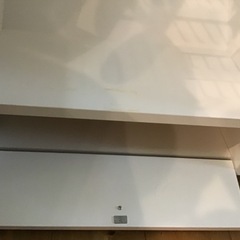 キーホルダーなどがかけられる棚の画像