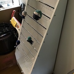 キーホルダーなどがかけられる棚の画像