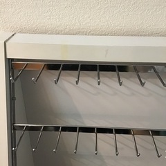 キーホルダーなどがかけられる棚の画像