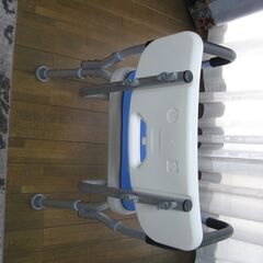 シャワーチェアー（青色）幅60cm,奥行40cm,せもたれ高さ75cm,重さ3,2Kgの画像