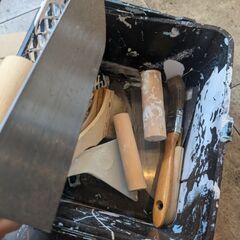 漆喰や壁を塗る用のコテなど色々の画像