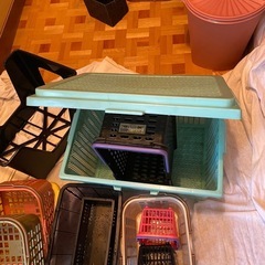 たくさんのプラスチックのカゴの画像