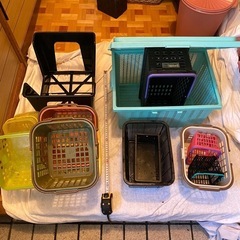 たくさんのプラスチックのカゴの画像