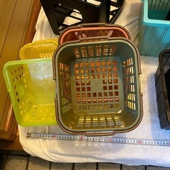 たくさんのプラスチックのカゴの画像