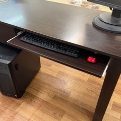 コンピュータデスク、コンセント付きの画像