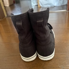 adidasハイカットスニーカーの画像