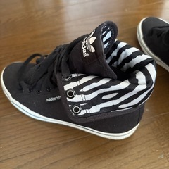adidasハイカットスニーカーの画像