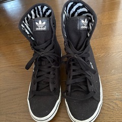 adidasハイカットスニーカーの画像