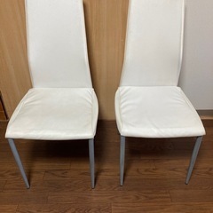 白いダイニング椅子2脚お譲りしますの画像