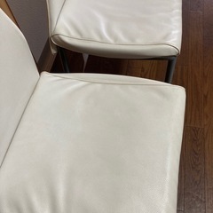 白いダイニング椅子2脚お譲りしますの画像