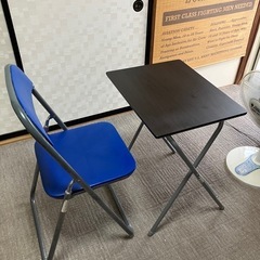 ニトリのテーブルとパイプ椅子セットの画像