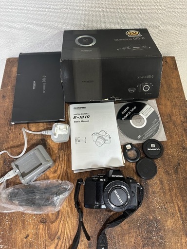 オリンパス OM-D E-M10 14-42mm EZ レンズキット 海外版3脚