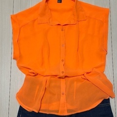 Forever21 オレンジブラウスの画像