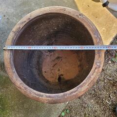 古い甕(かめ)  の画像