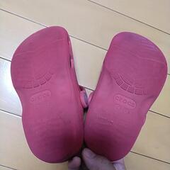 手渡し、crocs　子どもサンダル赤の画像