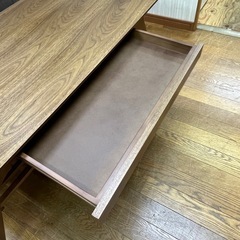 激安テーブル!! アイリスプラザ オーヤマ 木製 リビングテーブル 引き出し＆棚付き!! の画像