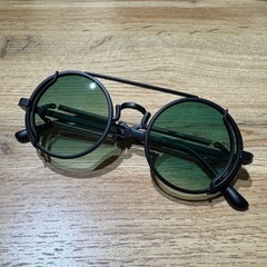 【オシャレアイテム】ラウンドサングラス ブラック グリーンレンズの画像